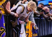 爱游戏网页版-魔术横扫希腊男篮，浓眉制霸全场