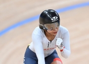 爱游戏官方入口-优雅绽放：自行车选手飒爽英姿