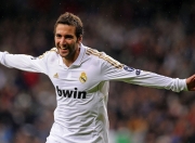 AYX体育赛事-赛道上的新生，F1揭幕战之夜，切特用实力回应世界