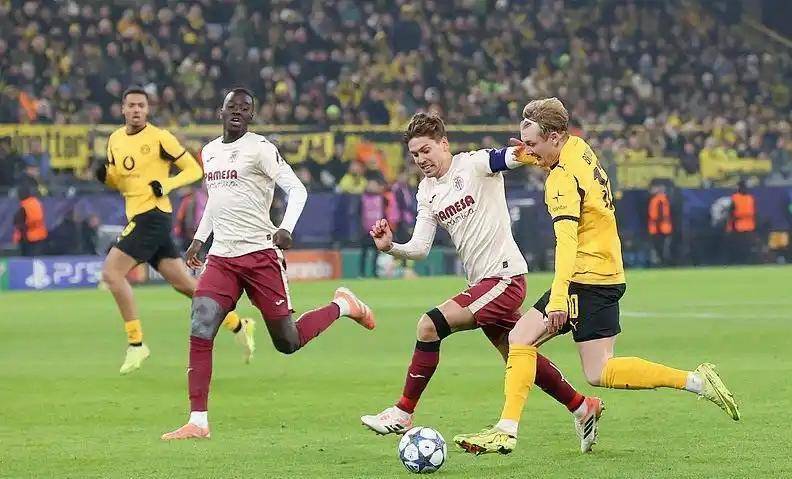 那不勒斯逆转勒沃库森，福登扛起全队