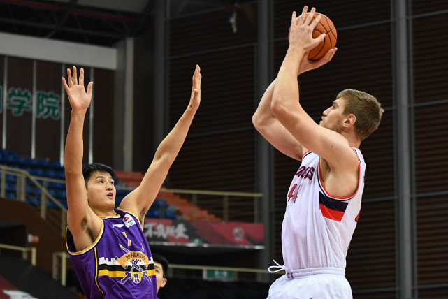 阿斯顿马丁轻取哈斯车队，阿隆索状态火热