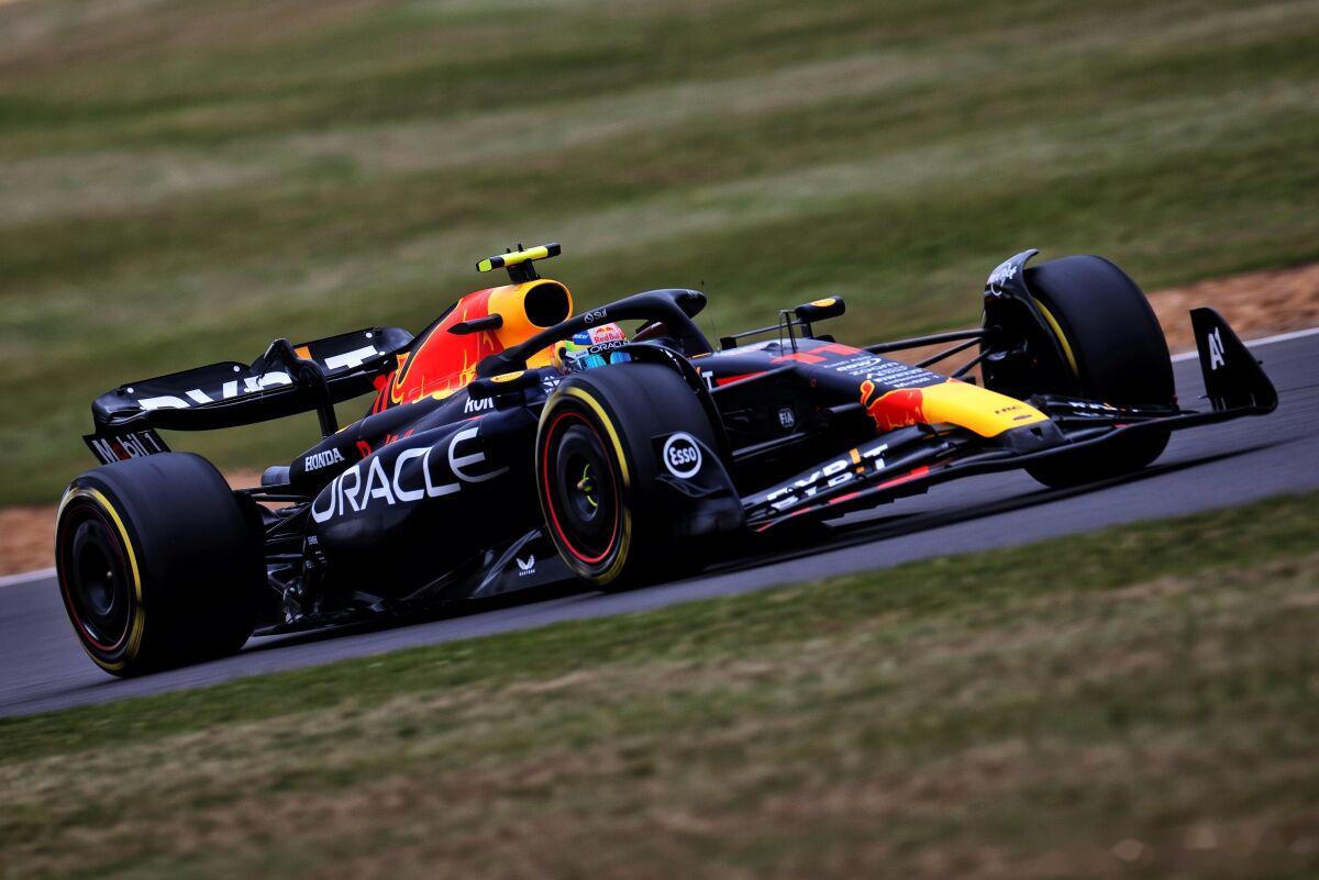 梅赛德斯力克红牛车队，佩雷兹统治全场