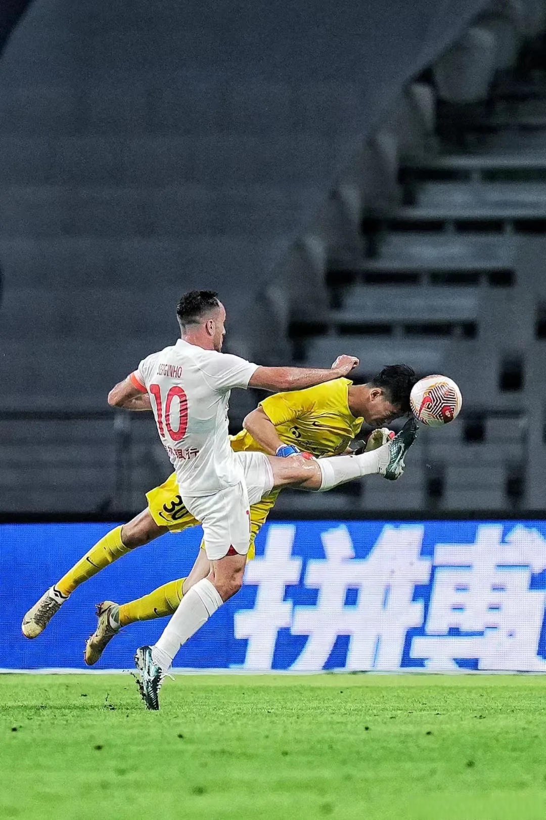 极速破门球员技高一筹,助球队取得胜利 极速破门球员技高一筹,助球队取得胜利