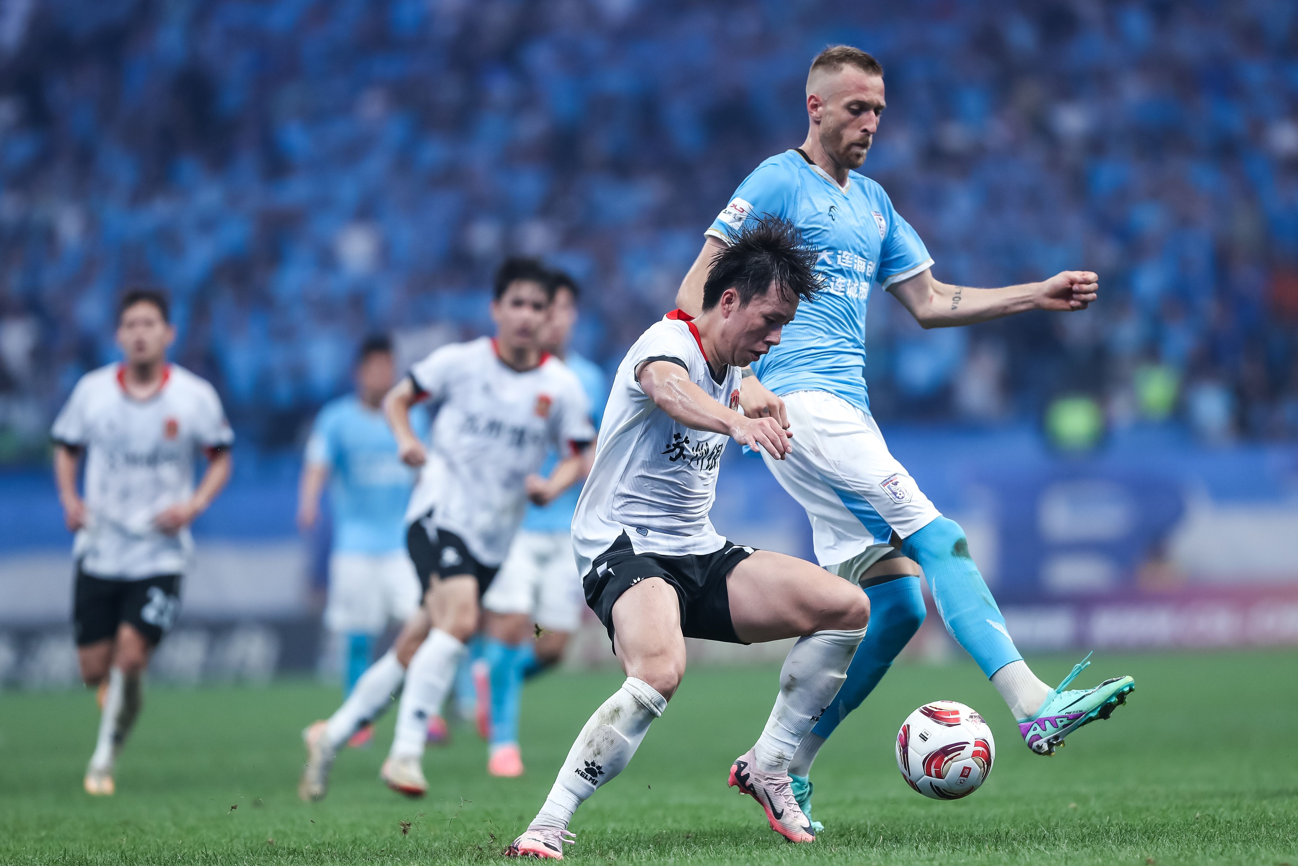 球队整体实力强劲,进攻节奏如潮 球队整体实力强劲,进攻节奏如潮