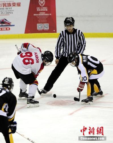 裁判争议不断,球场上却显平静 裁判争议不断,球场上却显平静