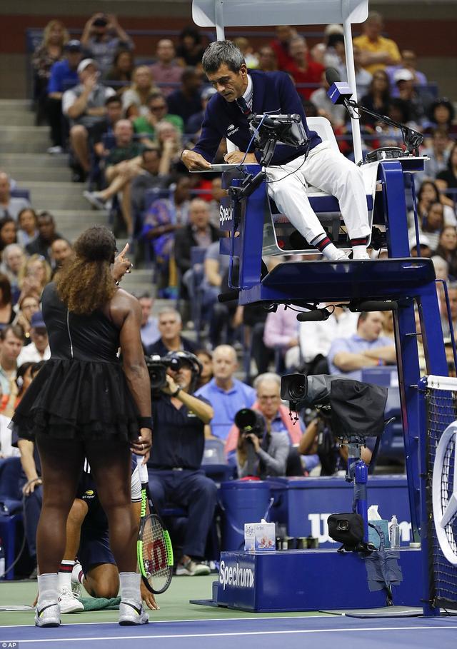 裁判争议不断,球场上却显平静 裁判争议不断,球场上却显平静