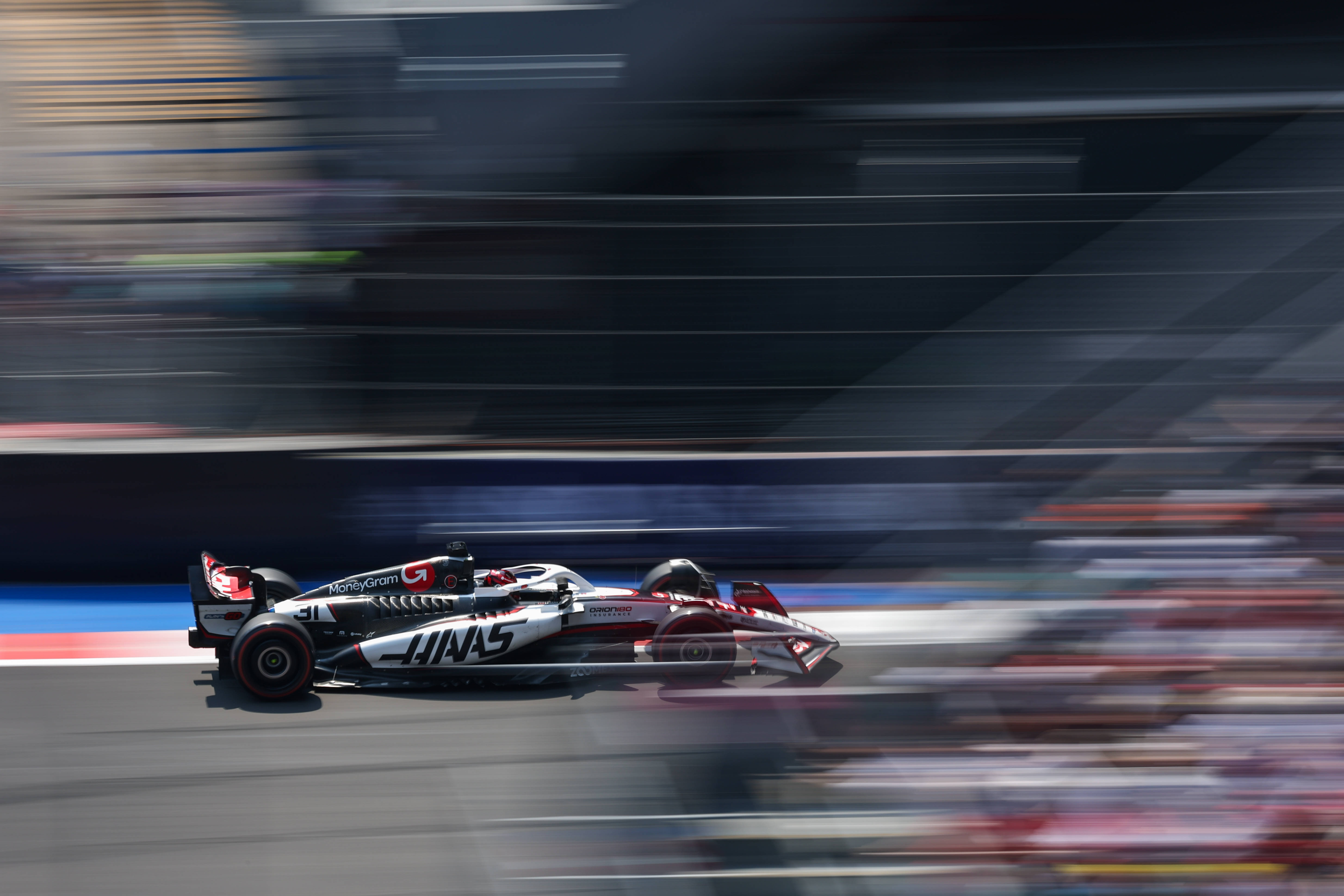 哈斯车队鏖战雷诺车队，塞恩斯关键制胜