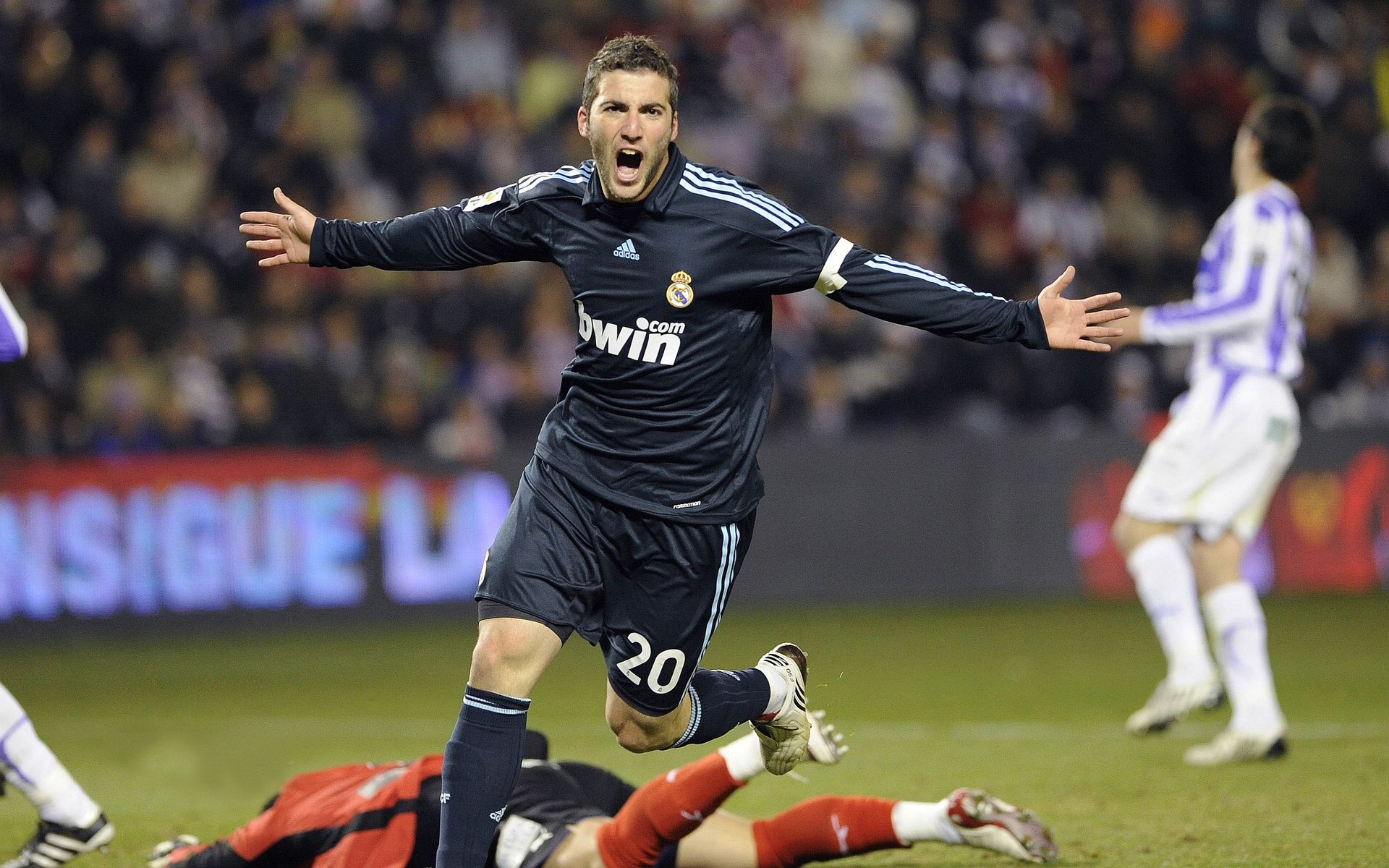 街道轰鸣与球场狂澜，当F1的精准遇上篮球的奔放